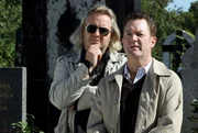 "Soko Donau", "Rot wie Blut." Ein anonymer Anruf geht nachts bei der Polizei ein; es stellt sich heraus, dass es sich um Mord handelt. Im Bild (v.li.): Gregor Seberg (Helmuth Nowak), Jürgen Tonkel (Robert Hanser).