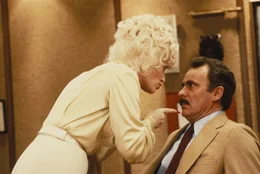 Eigentlich kann Doralee Rhodes (Dolly Parton, l.) ihren Job gut leiden, doch die st&auml;ndigen Ann&auml;herungsversuche ihres Chefs Franklin M. Hart jr. (Dabney Coleman, r.) gehen ihr tierisch auf die Nerven ...