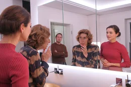 Fiona (Henriette Richter-R&ouml;hl, rechts) und Stella (Adele Neuhauser, Mitte) betrachten Stella's Gesicht ohne den Verband und pr&uuml;fen das Ergebnis der Operation. Hubert (Lasse Myhr) beobachtet die beiden dabei.