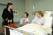 Während Annett (Tanja Wenzel, r.) im Krankenhaus ist, bekommt Jessica (Fiona Erdmann, l.) von ihr die Anweisung, Alexander (Paul Grasshoff, M.) und Mia nicht aus den Augen zu lassen ... Während Annett (Tanja Wenzel, r.) im Krankenhaus ist, bekommt Jessica (Fiona Erdmann, l.) von ihr die Anweisung, Alexander (Paul Grasshoff, M.) und Mia nicht aus den Augen zu lassen ...