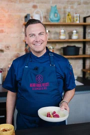 Tim Raue kocht Dim Sum von roter Beete und gegartem Schweinebauch & Wasabi-Meerrettich-Sauerrahm