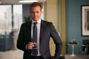 Obwohl Harvey (Gabriel Macht) sich oft eher emotional verhalten gibt, scheint ausgerechnet er als Einziger seinem ehemaligen Schützling als Freund zur Seite zu stehen, als dieser dringend auf Hilfe angewiesen ist. Obwohl Harvey (Gabriel Macht) sich oft eher emotional verhalten gibt, scheint ausgerechnet er als Einziger seinem ehemaligen Schützling als Freund zur Seite zu stehen, als dieser dringend auf Hilfe angewiesen ist.