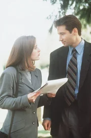 Die FBI-Agenten Fox Mulder (David Duchovny, r.) und Dana Scully (Gillian Anderson, l.) untersuchen den mysteriösen Tod von vier Jugendlichen.