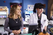 Jack (Maria Bello, l.) besucht zum ersten Mal Abbys (Pauley Perrette, r.) Reich. Analysiert die Profilerin Abby oder ist sie einfach nur fasziniert von ihrer Arbeit?