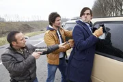 Semir (Erdogan Atalay, l.) und Ben (Tom Beck, M.) k&ouml;nnen den mehrfachen M&ouml;rder Hendrik Larsen (Alexander Beyer) stellen, der bei seiner Festnahme eiskalt bleibt...