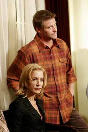 Tom (Doug Savant, r.) und Lynette (Felicity Huffman, l.) haben seit dem Einbruch bei Gabrielle Sorge, ihre Kinder k&ouml;nnten in Gefahr sein. Tom versucht, die Zwillinge zu pr&auml;parieren, wie sie sich Fremden gegen&uuml;ber verhalten sollen und Lynette stellt sie auf die Probe ...