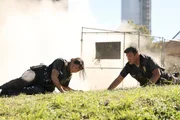 Ein Routineeinsatz nimmt eine lebensgef&auml;hrliche Wendung, als Nolan (Nathan Fillion) und Chen (Melissa O'Neil) gerade so der Explosion eines deponierten Sprengsatzes entkommen.