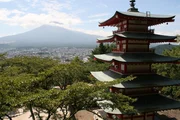 Der Fuji ist ein Nationalheiligtum, aber auch eine st&auml;ndige Bedrohung f&uuml;r die Stadt. Japan liegt im Epizentrum einer riesigen Subduktionszone, in der vier Platten aufeinandersto&szlig;en. Jederzeit kann es zu Vulkanausbr&uuml;chen und Erdbeben kommen.