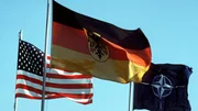 Seit 1955 ist die Bundesrepublik Mitglied der NATO und damit militärisch mit den USA verbündet.