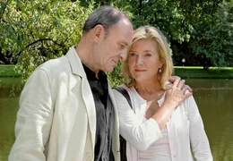 Ein Mann, der auch zuh&ouml;ren kann: Bei Philipp (Michael Mendl) findet Marianne (Jutta Speidel) stets ein offenes Ohr f&uuml;r ihre Sorgen.