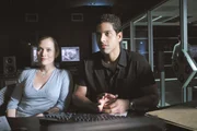 Eric (Adam Rodriguez) und Calleigh (Emily Procter) schauen sich das &Uuml;berwachungsvideo vom &Uuml;berfall an. Viel sehen sie nicht, da der T&auml;ter eine Maske tr&auml;gt. Aber Eric findet endlich eine Antwort f&uuml;r den r&auml;tselhaften Abdruck im Blut - der T&auml;ter trug schwarze Lederhandschuhe mit einem offenen Lochmuster...