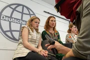 Die 20-jährige Geisel Ingrid Reppel soll das menschliche Schutzschild für die Geiselnehmer sein.