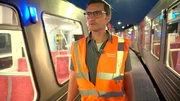 Jacob Yanachek checkt seine U-Bahn für die erste Fahrt.