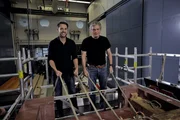 Dr.-Ing. Uwe Dorka, vom Forscherteam der Uni Kassel, demonstriert zusammen mit Mirko Drotschmann, dass es dank eines ausgeklügelten Mechanismus nur zwei Personen brauchte, um die Grabkammer der Cheops-Pyramide mit tonnenschweren Granitblöcken zu verschließen. Dr.-Ing. Uwe Dorka, vom Forscherteam der Uni Kassel, demonstriert zusammen mit Mirko Drotschmann, dass es dank eines ausgeklügelten Mechanismus nur zwei Personen brauchte, um die Grabkammer der Cheops-Pyramide mit tonnenschweren Granitblöcken zu verschließen.