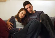 Krister (Reuben Sallmander) kümmert sich um seine Tochter Katarina (Felicia Löwerdahl).