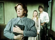 Miss Peel (Anita Dangler, l.) bekommt unerwartet Besuch von Mary (Melissa Sue Anderson, M.) und Charles (Michael Landon, r.) ...