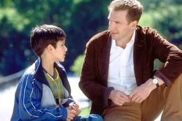 Christopher Marshall (Ralph Fiennes, re.)