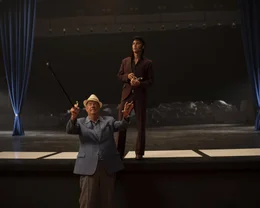 l-r: Colonel Tom Parker (Tom Hanks), Elvis (Austin Butler).
