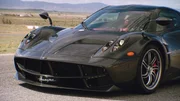 Der Pagani Huayra beschleunigt in nur 3,3 Sekunden von 0 auf 100 Kilometer pro Stunde. Die 200 Stundenkilometer erreicht er in bereits in 8,4 Sekunden.
