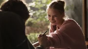 Ronni (Marven Gabriel Suarez-Brinkert, l.) schreibt Juna (Lina Hüesker, r.) seine Nummer auf.