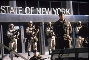 Unter dem tyrannischen General William Devereaux (Bruce Willis, vorne) wird in New York der Ausnahmezustand ausgerufen und somit den Terroristen unfreiwillig in die Hand gespielt ...