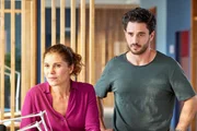 Polizeipsychologin Mina (Yasmina Djaballah) und Hauptkommissar Thomas Waldeck (Jan Kittmann) sprechen auf der Wache mit der Kiosk-Besitzerin Gertrud Thanner und ihrer schwangeren Enkelin Tina Brocker. Mina begreift gerade noch rechzeitig die Zusammenhänge.
