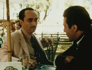 Fredo Corleone (John Cazale, l.) ist in vielen Dingen anderer Ansicht als sein Bruder, der als neues Familienoberhaupt Michael Corleone (Al Pacino, r.) streng durchgreift.