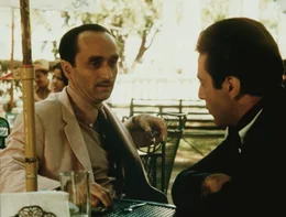 Fredo Corleone (John Cazale, l.) ist in vielen Dingen anderer Ansicht als sein Bruder, der als neues Familienoberhaupt Michael Corleone (Al Pacino, r.) streng durchgreift.