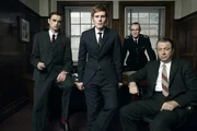Inspektor Morse und seine Kollegen von der Oxford Police: von links nach rechts: Peter Jakes (Jack Laskey), Endeavour Morse (Shaun Evans), Chief Superintendent Bright (Anton Lesser) und DI Fred Thursday (Roger Allam). Inspektor Morse und seine Kollegen von der Oxford Police: von links nach rechts: Peter Jakes (Jack Laskey), Endeavour Morse (Shaun Evans), Chief Superintendent Bright (Anton Lesser) und DI Fred Thursday (Roger Allam).