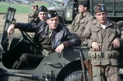 L-R:  Richard D. Winters (Damian Lewis, 2.v.l.), Lewis Nixon (Ron Livingston, li.), Joseph D. Liebgott (Ross McCall, re.) und  Ronald C. Speirs (Matthew Settle, 2.v.r.)