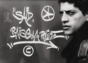 1. Feindbild Polizei: Nachdem beim Verh&ouml;r ein Jugendlicher lebensgef&auml;hrlich verletzt wurde, kommt es zu Krawallen. Sadd (Sadd Taghmaoui) macht seinen angestauten Emotionen Luft, indem er einen Einsatzwagen der Polizei beschmiert.
