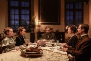 L-R: Mathilde von Suttner (Alina Fritsch), Baronin (Sona MacDonald), Baron (Joseph Lorenz), Bertha von Suttner (Birgit Minichmayr), Arthur von Suttner (Philipp Hochmair).