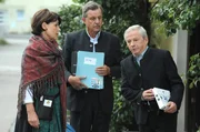 Gerstl weigert sich, die Genehmigungen zu erteilen. Von links: Rosi Brunner (Brigitte Walbrun), Lorenz Schattenhofer (Werner Rom) und Gerstl (Gerd Lohmeyer). Gerstl weigert sich, die Genehmigungen zu erteilen. Von links: Rosi Brunner (Brigitte Walbrun), Lorenz Schattenhofer (Werner Rom) und Gerstl (Gerd Lohmeyer).