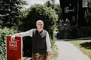 Norbert Steiner an seinem Hotel Looshaus am Kreuzberg