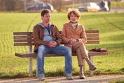 Stefan (Hendrik Duryn) spricht mit Agnes (Kathrin Ackermann) über deren Enkelin Nikki. Wusste gar nicht, dass Sie so'ne Dramaqueen sind