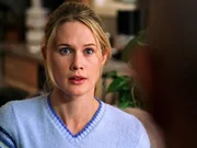 Die vermeintlich bei einem Attentat ermordete Staatsanwältin Alexandra Cabot (Stephanie March) taucht plötzlich wieder auf.