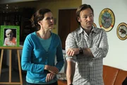 Annalena und Gregor wollen dem leukämiekranken Sohn von Trixis Freundin helfen und lassen sich typisieren. Von links: Annalena (Heidrun Gärtner) und Gregor Brunner (Holger M. Wilhelm).
