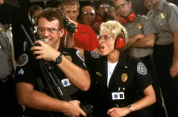 Proben f&uuml;r den Ernstfall: Lieutenant Debbie Callahan (Leslie Easterbrook, r.) und Tackleberry (David Graf, l.) ...