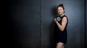 Protagonistin Leonie Poppe im Fitnessstudio. Protagonistin Leonie Poppe im Fitnessstudio.