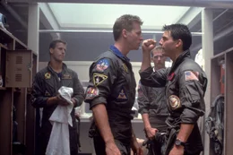 Die Rivalit&auml;t zwischen den Kampfpiloten wird immer h&auml;rter - es kommt zur offenen Konfrontation zwischen Maverick (Tom Cruise, r.) und seinem Dauerkonkurrenten, dem skrupellosen Iceman (Val Kilmer, 2.v.l.) ...
