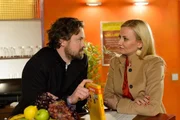 Als Axel (Daniel Aichinger) Druck machen will, lässt Isabelle (Ania Niedieck) ihn auflaufen.
