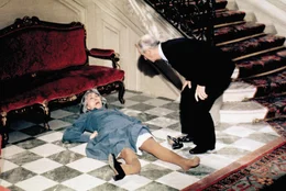 Treibt als Restaurantkritiker gerne mal die Leute in den Wahnsinn, worunter auch Marguerite (Claude Gensac, l.) leiden muss: Charles (Louis de Fun&egrave;s, r.) ...