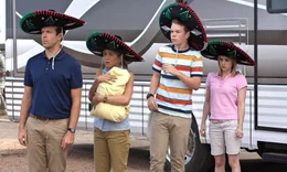 L-R: David (Jason Sudeikis) Rose (Jennifer Aniston), Kenny (Will Poulter) und Casey (Emma Roberts)