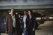 Anwältin Zoe Landau (Jennifer Beals, re.) vertritt Cabe McNeil (Chadwick Boseman), der angeblich eine College-Schülerin vergewaltigt haben soll. An seiner Seite stehen ihm die Eltern Mr. und Mrs. McNeil (Mark Berry, li., Monique Edwards) bei.