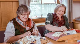 B&auml;urinnen treffen sich regelm&auml;&szlig;ig um gemeinsam dem Handwerk des Kl&ouml;ppelns nachzugehgen.