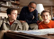 Malcolm (Frankie Muniz, li.), Stevie (Craig Lamar Traylor, mi.) und Reese (Justin Berfield) lesen in der Zeitung, daß ein Jahrmarkt in der Stadt ist.