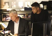 Noch tappen Gibbs (Mark Harmon, l.) und Torres (Wilmer Valderrama, r.) im Dunkeln: Wollte der vergiftete Bruno etwa 50 Leute mit einer Bombe in die Luft jagen?