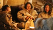 Im Winter tragen die Inuit M&auml;ntel aus Rentierfell. Das Fell ist auf der Innenseite und liegt direkt auf der Haut. Wenn sie lange im Freien sind, tragen sie dar&uuml;ber noch einen Mantel mit Robbenfell auf der Au&szlig;enseite.