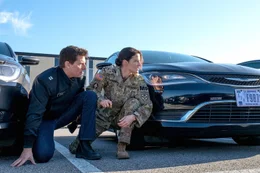 Als sich der ehemalige Milit&auml;rpolizist Jack Reacher (Tom Cruise, l.) in Virginia mit seiner Nachfolgerin Major Susan Turner (Cobie Smulders, r.) treffen will, wird sie pl&ouml;tzlich verhaftet und auch gegen ihn werden schlimme Vorw&uuml;rfe erhoben. Kann er die Unschuld von Turner und seine eigene beweisen?; Als sich der ehemalige Milit&auml;rpolizist Jack Reacher (Tom Cruise, l.) in Virginia mit seiner Nachfolgerin Major Susan Turner (Cobie Smulders, r.) treffen will, wird sie pl&ouml;tzlich verhaftet und auch gegen ihn werden schlimme Vorw&uuml;rfe erhoben. Kann er die Unschuld von Turner und seine eigene beweisen?