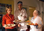 Koch Felix (Max von Thun) richtet schmackhafte Menüs an, derweil Antonia (Uschi Glas, links) und Regina (Ruth Drexel) sich ziemlich ins Zeug legen müssen, um ihre anspruchsvollen Gäste zu bedienen.